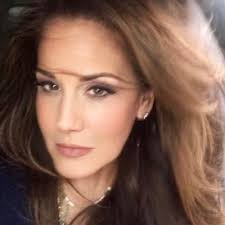 Lori Neuhardt's Instagram, Twitter & Facebook