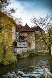 Voyage Au Vin Du Jura Quel Vin Choisir Et Comment Le Deguster En 2020 Jura Vin Et Chateau Chalon