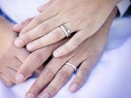 Sedangkan cincin kawin adalah cincin yang diberikan oleh pria kepada wanita dan sebaliknya berbeda dengan di indonesia yang mengenakan cincin kawin di jari manis tangan kanan. Cincin Kawin Sebaiknya Di Tangan Kanan Atau Tangan Kiri Citizen6 Liputan6 Com