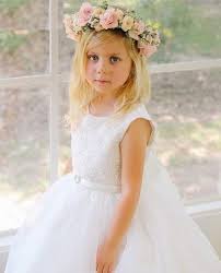 Here you'll find the most charming and easy flower girl hairstyles, to suit your wedding theme. 15 Cute Flower Girl Hairstyles