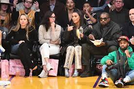 The wme head (right) sublets four courtside seats next to the lakers' bench from an unknown ticket holder. Stars Courtside At Basketball Games Gallery Wonderwall Com