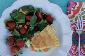 strawberry and walnut spinach salad