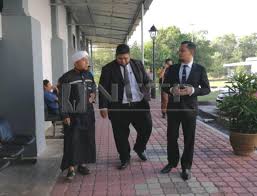 Seramai 16 anggota kongsi gelap geng 35 sungai petani termasuk dua adik beradik dihadapkan ke mahkamah sesyen sungai petani atas tuduhan menjadi ahli kumpulan jenayah terancang sejak dua tahun lalu. Presiden 6 Ahli Skuad Badar Didakwa