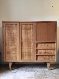 Franzosischer Vergoldeter Eichenholz Rattan Schrank 1960er Bei Pamono Kaufen Zuhause Dekoration Haus Deko Hausmobel