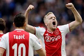 The midfielder is struggling with an injury. Live Ajax Officieus Kampioen Na Nederlaag Van Psv Het Parool