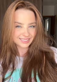 Larissa Powers's Instagram, Twitter & Facebook