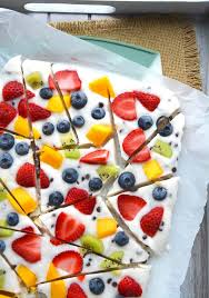 Greek Yogurt Fruit Bark En 2020 Nourriture Recette Dessert Collations
