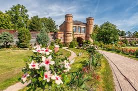Im sommer stehen schöne weiße bänke zum relaxen bereit. Botanischer Garten Karlsruhe Fotos Botanischer Garten