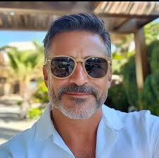 Hola, cariño ¡Vaya, espera! ¿Es cierto? ✨ Mirándote, ¡la edad es innegable!  ¿Cuál es el secreto? ¿No te lo vas a decir? Tienes ese encanto mágico y  atemporal. En serio, ¿cuántos años