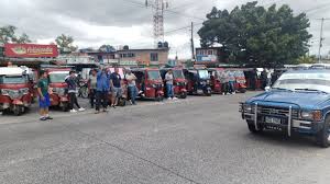 ABNoticias Unidades de mototaxi se encuentran en paro de labores en la  calle principal del Anillo Periférico exigiendo la reparación del tramo  carretera a la altura de la colonia la Quezada