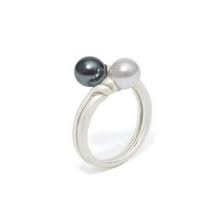 Black And White Pearl Rings Silver This Unique Ring With Mismatched Black And White Pearls Is Casual Yet Timeless Inspired By A Painting Of The Goddess Venus Silver Pearls Silver Lariat Pearls
