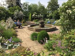 What does the dalat city flower garden have? Garden Tours In England