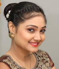#rojaserial roja serial actress marriage droped பிரபல மெகா சீரியல் நடிகை பிரியங்காவின் திருமணம் திடீரென நின்றுவிட்டது தெரியவந்துள்ளது. Telugu Serial Actress Priyanka Nalkar Smiling Face Closeup Stills Tolly Boost