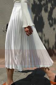 Cette jupe sœur en satin est dotée d'une coupe midi légèrement évasée et d'une taille élastiquée. Jupe Blanche Plisse Satin Fete Mariage Ref Ju020 Jupe Femme Longue