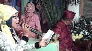 Salah satu adat sunda (jawa barat) adalah sawer pengantin sunatberikut ini dalah video sawer pengantin sunat beserta liriknyavokal/sinden: Sawer Panganten Anu Singkat By Goffar Istie