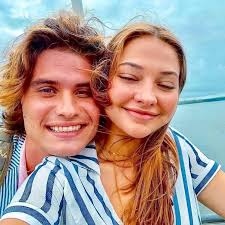 Kelsea Ballerini and Chase Stokes have ended their relationship after  nearly three years together. To #PeopleMagazine, a representative has  confirmed that both “gave it their all,” but despite their best efforts,  things