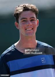 media.gettyimages.com/id/2205312867/photo/indian-w...