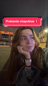 Probando chapulines en la Plaza de Bolívar