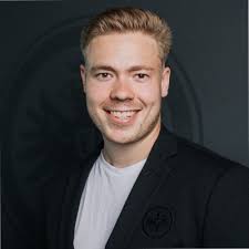 Zwischen Tradition und Nervenkitzel“ So lässt sich mein Praktikum in der  Abteilung Medien und Kommunikation bei Eintracht Frankfurt am besten  beschreiben. Vom ersten Tag an war ich mitten im…