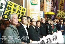 之后的一年半时间，三人为占领中环进行大量宣传及组织工作，并举办多次商讨日讨论行动细节。 2016年9月28日凌晨， 戴耀廷在政府总部外宣布占领中环正式启动 。 同年12月初，占领行动还未结束时，三人就曾到警署自首，但当时未有被捕。 å ä¸­ä¹å­ æ¡ˆè¡¨è¯æˆç«‹é¦–è¢«å'Šæˆ´è€€å»·ä¸è‡ªè¾©ä¸ä¼ è¯äºº æˆ´è€€å»· é›¨ä¼žè¿åŠ¨ é™ˆå¥æ°' æœ±è€€æ˜Ž å ä¸­ä¹å­æ¡ˆ å¸Œæœ›ä¹‹å£°