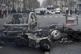 Et tant pis si les rassemblements publics sont très encadrés. Gilets Jaunes A Paris L Acte 4 A Fait Plus De Degats Que Le 1er Decembre