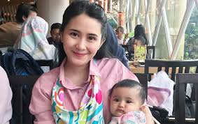 Sebelum memakai hijab, ria ricis memakaikan ikat rambut cepol agar bentuk kepala nagita slavina lebih bervolume. Ria Ricis Sebelum Mengenakan Hijab Gamis Kombinasi