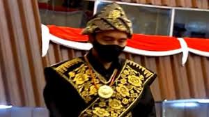 Jun 12, 2021 · sejak bisa mengakses siaran tv, masyarakat di batam telah memiliki ragam siaran dari stasiun tv dari tiga negara sekaligus, indonesia, singapura dan malaysia. Jokowi Pakai Baju Adat Sabu Ntt Di Sidang Mpr 2020 Aura Keemasan