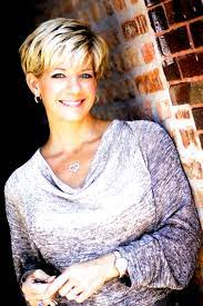 50 Yas Ustu Kadinlar Icin Kisa Sac Kesimleri Trendler Ve Moda Easy Hair In 2020 Womens Haircuts Stylish Short Haircuts Haircut For Older Women