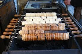 Termine für 2021 noch nicht bekannt. Tschechische Spezialitaten Auf Den Prager Weihnachtsmarkten Frgal Trdelnik Klobasa Co Prag Aktuell