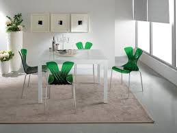 Unas sillas impactantes con una mesa de diseño sencillo. Sillas Exclusivas Para Cocinas Modernas Uxban