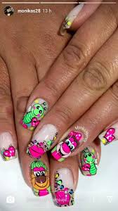 5) uñas de los pies con un diseño diferente de color amarillo con personajes de dibujos animados y animales. Pin En Acrilicas