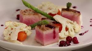 , deasupra pune câte o bucata de ton si toarna câteva linguri din. Ton Cu Piure De ConopidÄ Èi Sos De CoacÄze RoÈii Youtube