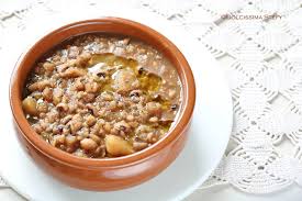 La zuppa di castagne e fagioli è un primo piatto tipico della tradizione popolare montanara, e dato che di solito si fa l'abbinamento ruselle e vino novello noi abbiamo abbinato vino novelle e minestra di castagne. Zuppa Orzo E Castagne Le Ricette Di Dolcissima Stefy