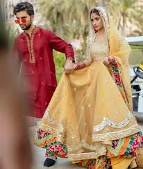 Pin By Dilkasshh On Dresses In 2020 Mehendi Outfits Pakistani Party Wear Dresses Bridal Dresses Pakistan