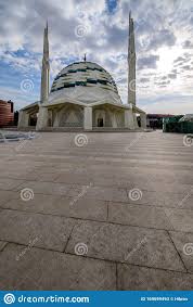 Die anmutigen kuppeln der moschee wirken besonders eindrucksvoll vom vorhof aus betrachtet und ihre innenseiten sind mit faszinierenden mustern bemalt, darunter verschlungene arabesken. Moschee Mit Moderner Architektur In Istanbul Turkei Redaktionelles Stockfoto Bild Von Ansicht Universitat 169599493