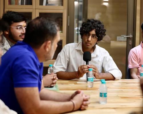 राहुल गांधी जी ने CBSE छात्रों की बात सुनी, उनके दर्द को समझा और उनकी  चिंताओं को देश के सामने रखा। अपने भविष्य को लेकर सवाल पूछने वाले छात्रों ...