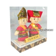 Dalam berbagai kebudayaan indonesia tersebut tersebar di beberapa wilayah di indonesia. Boneka Pakaian Adat Minang Sumatera Barat Shopee Indonesia