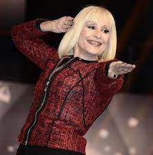 E' andata in un mondo migliore, dove la sua umanità, la sua inconfondibile risata e il suo straordinario talento risplenderanno per sempre. P79xzvhqydxzhm