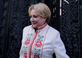 Concurenta transformată în viorica dăncilă a făcut și o demonstrație de abilități poliglote în culisele „iumor: Viorica DÄƒncilÄƒ Se ScuzÄƒ Pentru DeclaraÈ›ii Nu È™tiu Ce InseamnÄƒ Autist Cum Nu È™tiaÈ›i CÄƒ Sunt ProastÄƒ