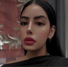 Do anyone have pictures with dark pink hair?