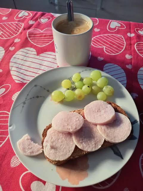 Desayuno: café con leche, tostada con tomate y pavo y uvas Comida: cr... | TikTok