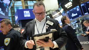 Traders monitor falling stocks as Treasury yields and oil prices rise