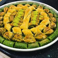 Bir kilogram oastane baklavası yemektense velev ki 60 lira olsun kilosu, 400 gr bu baklavadan yemek doğru olandır. Gaziantep Baklava Lezzetin Adresi Urhanoglu Gaziantep Kozde Kunefe Baklava Urhanoglu
