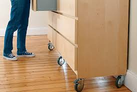 Que ce soit pour ranger les jouets des enfants dans un coffre à roulettes, une desserte ou un ilot de cuisine que l'on peut facilement déplacer, une. Installer Des Roulettes Sous Un Meuble