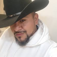 What can I say… I like it like THAT! And you will too. Recipe in the  comments for my Tropical Salsa and Guacamole 🌴💃🥑