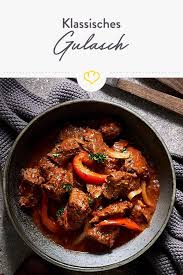 Gulasch So Wird Der Klassiker Besonders Zart Und Saftig Rezept Gulasch Lebensmittel Essen Einfache Gerichte