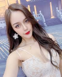 Bông hồng lai” diện đồ tiếp viên hàng không hở bạo gây chú ý