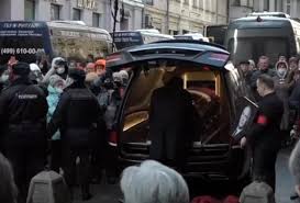 А в день похорон поклонники стали собираться еще затемно. Zy3ad Dnynurwm