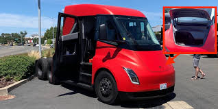 The company initially announced that the truck would have a 500 miles (805 km) range on a full charge and with its new batteries it would be able to run for 400 miles (640 km) after an 80% charge in 30 minutes. Tesla Semi Prototype Spotted First Look At The Frunk Electrek