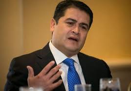 Hernández pide al embajador de EE.UU que invite turistas con su Twitter